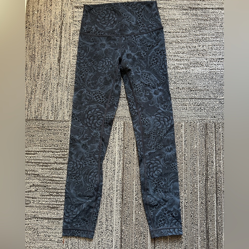 Lululemon Size 4 Cropped Black and Blue Floral Pattern Leggings